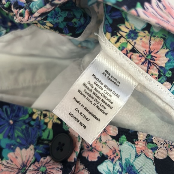 Talbots Woman Floral Bermuda Shorts SZ 16W - Picture 7 of 7